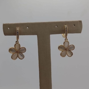 Brinco flor pendurado