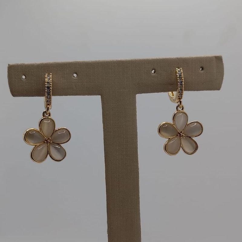 Brinco flor pendurado