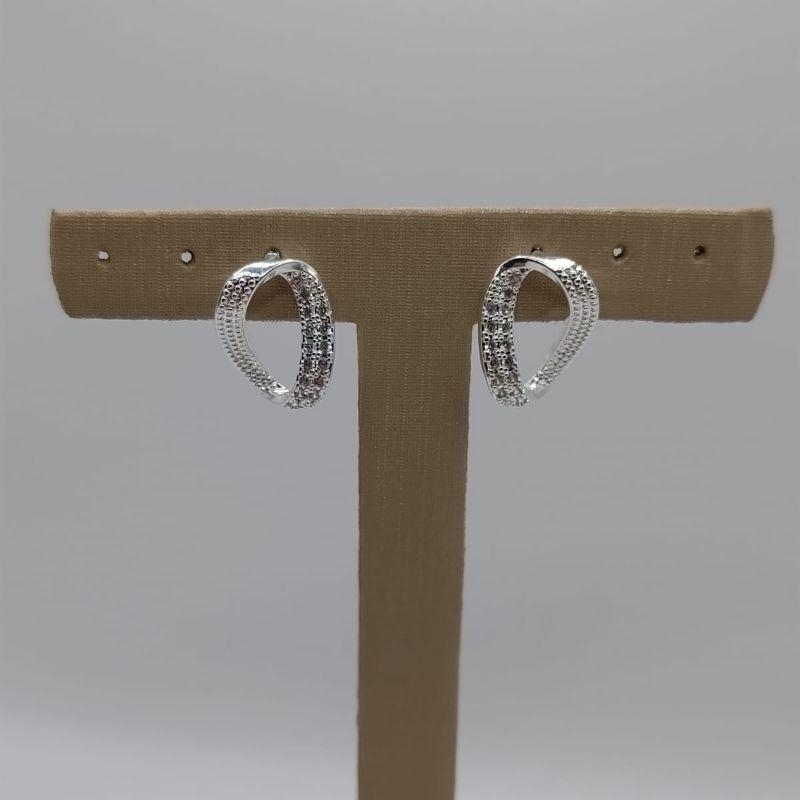 brinco oval vazado com zirconias