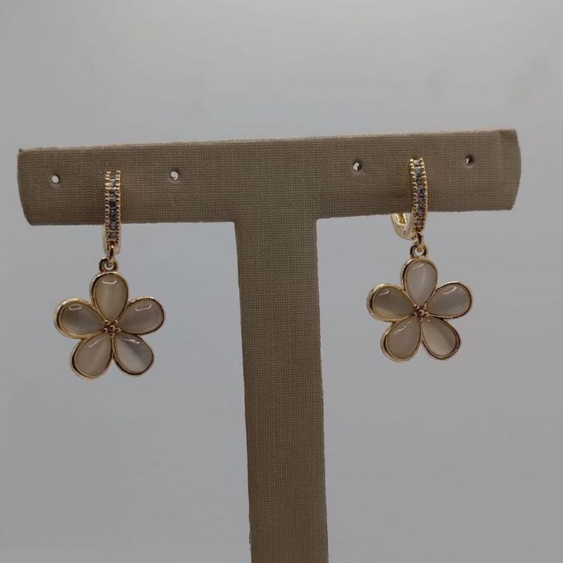 Brinco flor pendurado